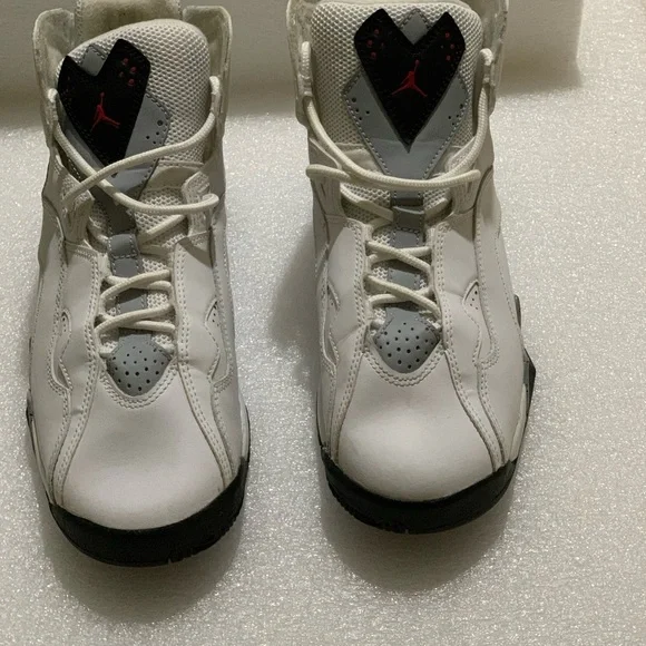 Jordan True Flight BG Size 7 Women 5.5 Youth color white, gray and red 💕 - Picture 3 of 5